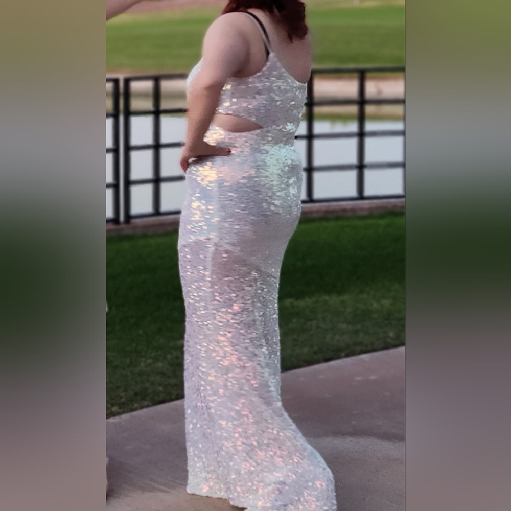 Prom dresses - Picture 2 of 4